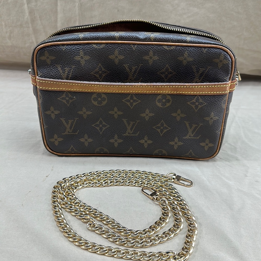 Vintage Louis Vuitton Compeigne 23 Crossbody Clutch with Gold Chain